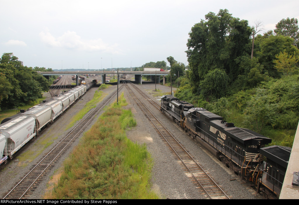 Train 27N pulling into Enola yard